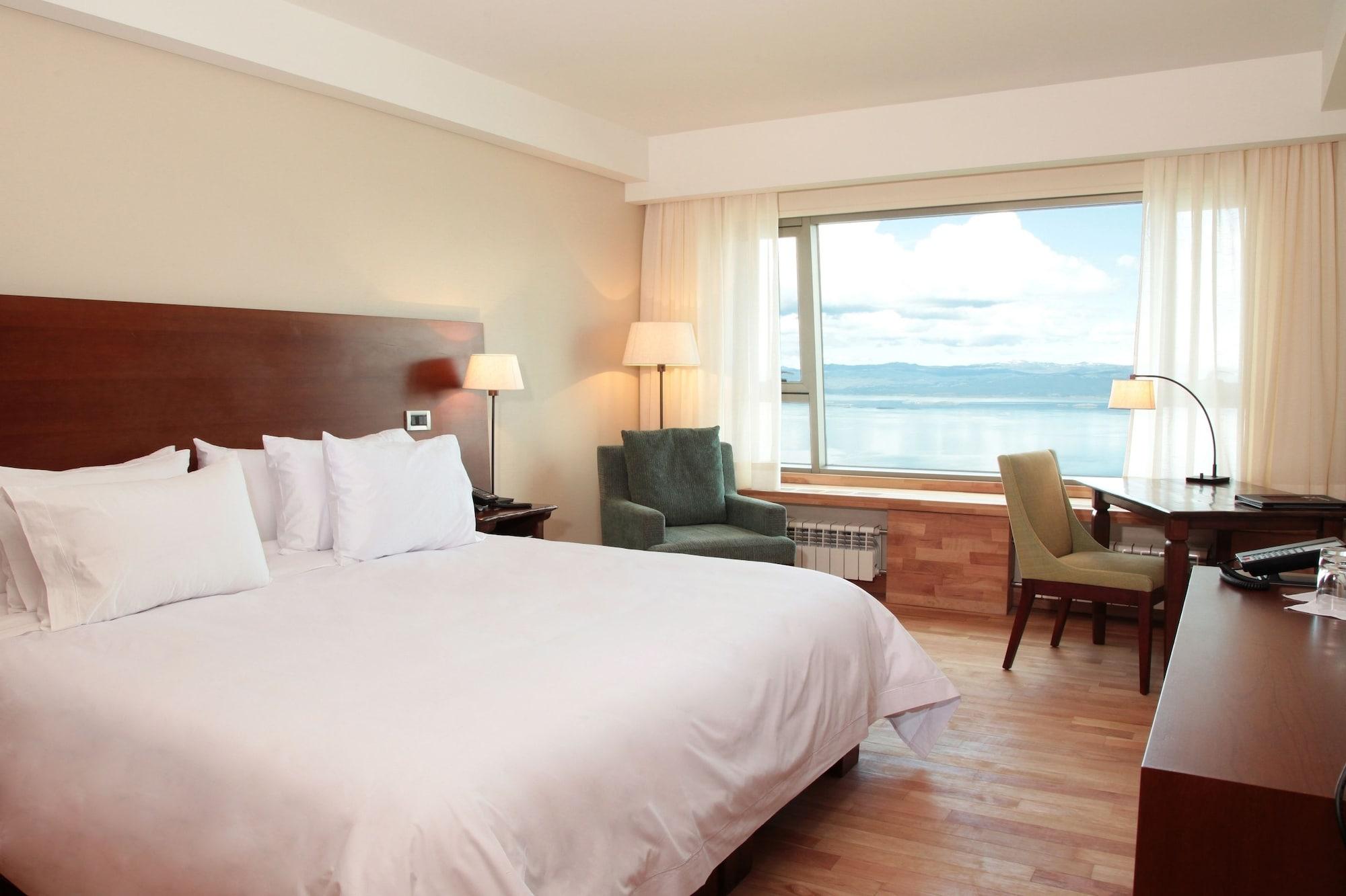 Arakur Ushuaia Resort & Spa ภายนอก รูปภาพ A room at the Hotel Lake Titicaca
