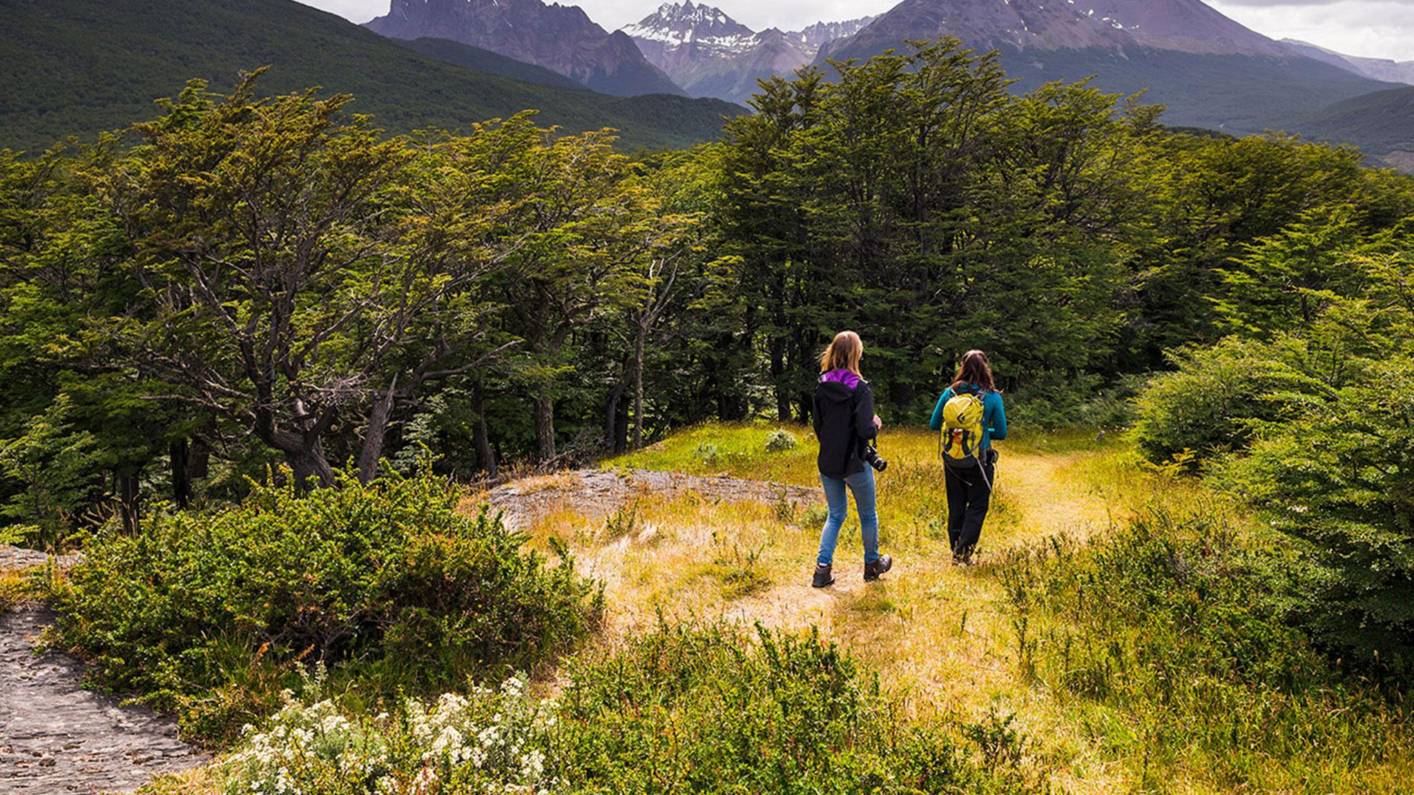 Arakur Ushuaia Resort & Spa ภายนอก รูปภาพ Hiking in Torres del Paine National Park