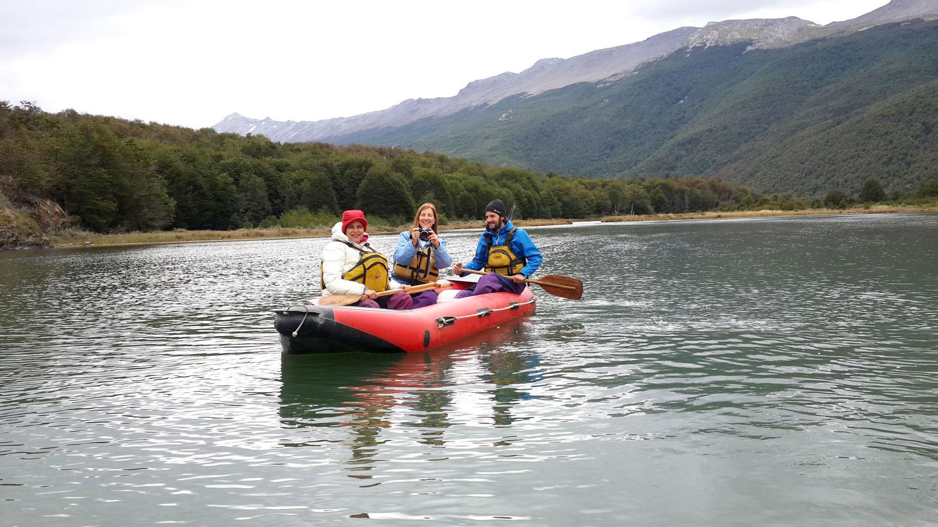 Arakur Ushuaia Resort & Spa ภายนอก รูปภาพ A 3-person inflatable kayak
